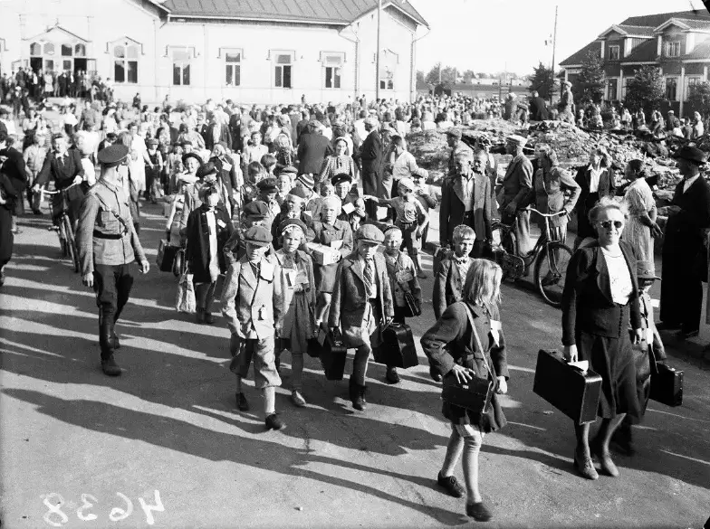 Krigsbarn som evakuerats till Sverige återvänder hem till Finland 16 augusti 1945. Vy från järnvägsstationen i Uleåborg. FOTO: MUSEIVERKET